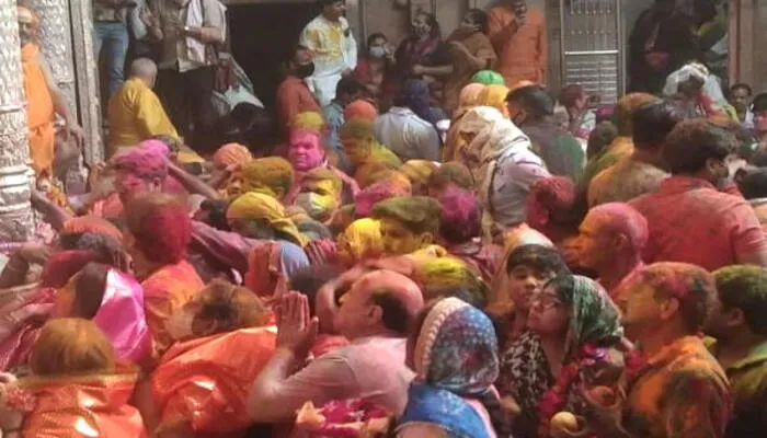 मथुरा: कान्हा की नगरी में बल्लभकुल सम्प्रदाय के मंदिरों में मची होली की धूम