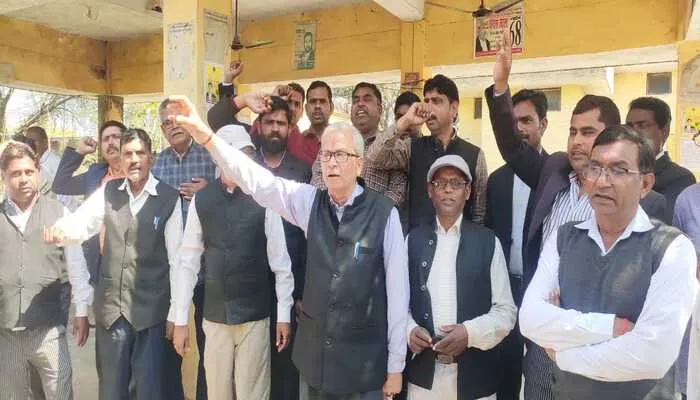 रायबरेली: तहसीलदार के विरुद्ध तीन दिन से हड़ताल पर है तहसील के अधिवक्ता