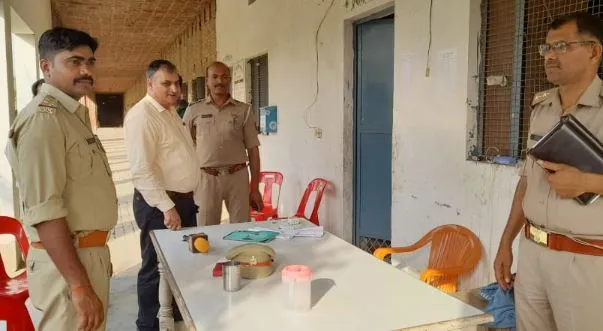 रामपुर : छितौनी के अब्दुल वहीद मुस्लिम इंटर कालेज में दूसरे के स्थान पर परीक्षा देती पकड़ी गई छात्रा