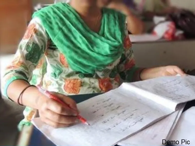 पीलीभीत: एक दिन में परीक्षक को जांचना होंगी 50 कॉपियां