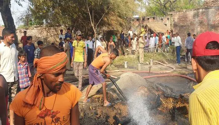 बहराइच: आग लगने से दो मकान राख, मासूम की जिंदा जलकर मौत, मचा कोहराम