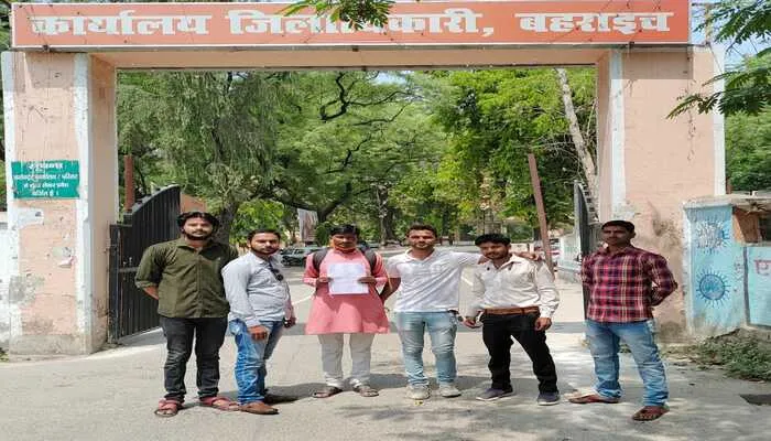 बहराइच: छात्रवृत्ति को लेकर जिलाधिकारी से मिले बीएड व डीफार्मा के छात्र, सौंपा ज्ञापन