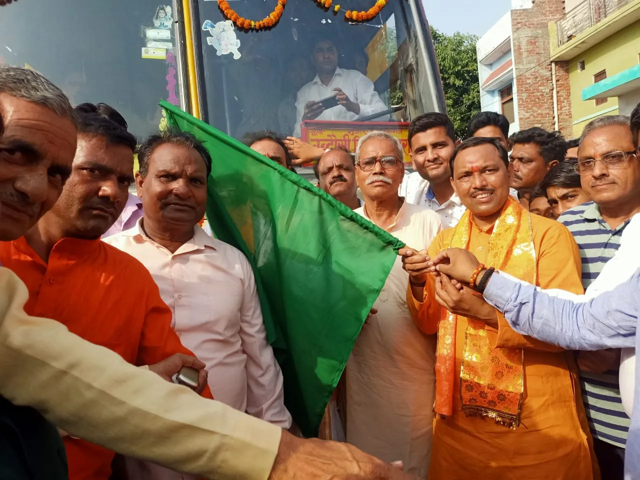 बदायूं:  विधायक हरीश शाक्य की पहल से बिल्सी को मिली 4 रोडवेज बसों की सौगात, हरी झंडी दिखाकर विधायक ने किया रवाना