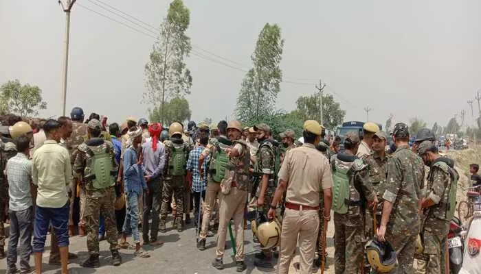 उन्नाव: ट्रैक्टर की चपेट में आकर किशोर समेत दो की मौत, मचा कोहराम