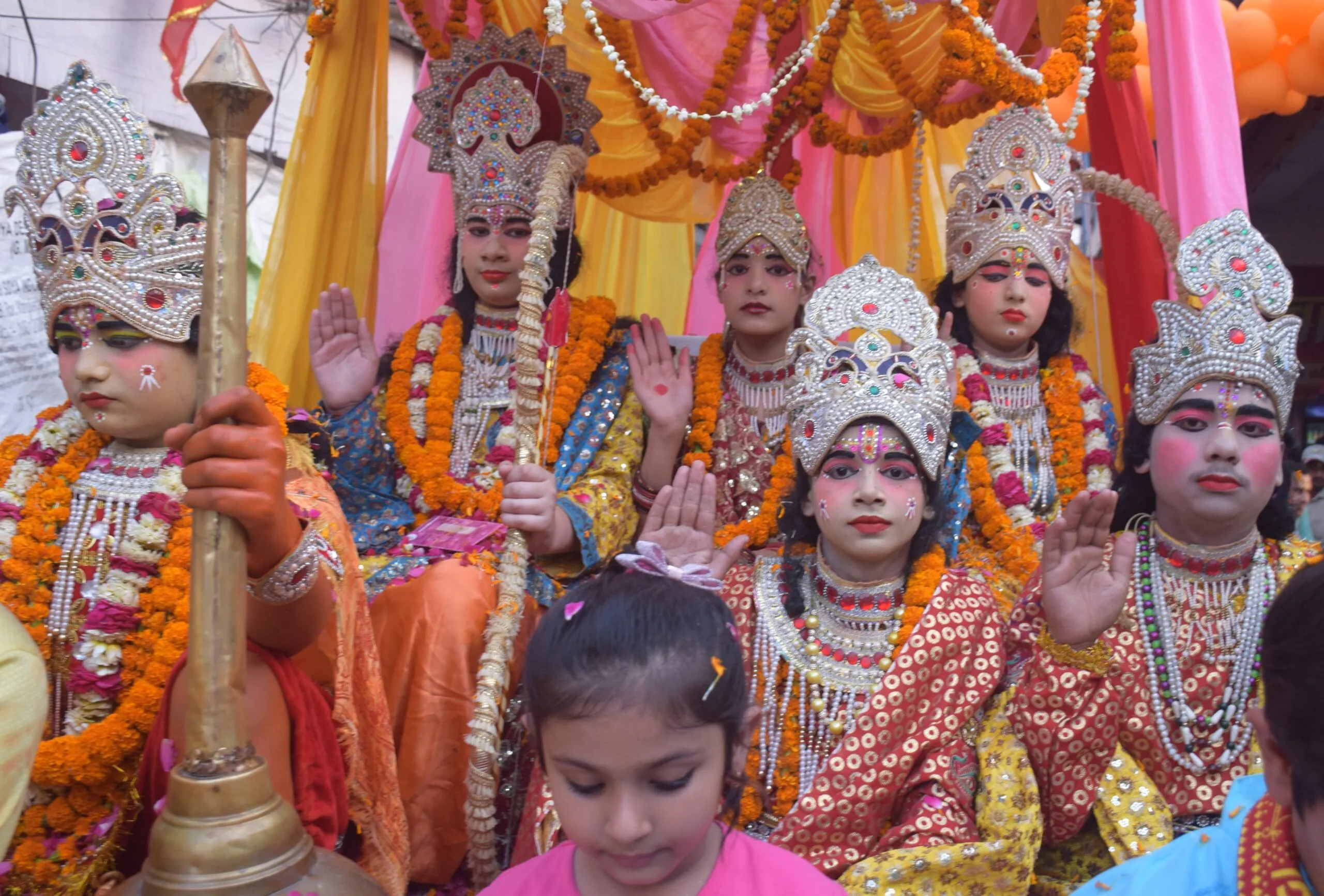  बरेली: हरि सत्संग मंदिर की शोभायात्रा में उमड़ी श्रद्धालुओं की भीड़