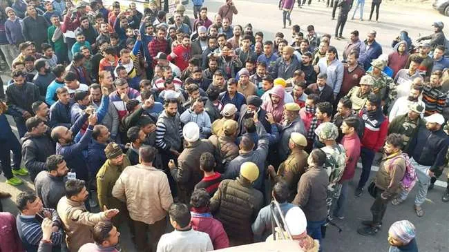 AAP ने जम्मू-पठानकोट राजमार्ग से टोल प्लाजा हटाने की मांग को लेकर प्रदर्शन किया