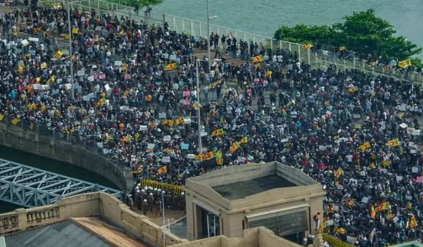Sri Lanka Crisis: श्रीलंका में राष्ट्रपति राजपक्षे पर इस्तीफे का बढ़ा दबाव, हजारों लोग सड़कों पर उतरे