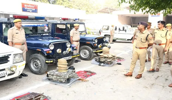 रामपुर : पुलिस अधीक्षक ने पहले ली परेड की सलामी, फिर किया निरीक्षण