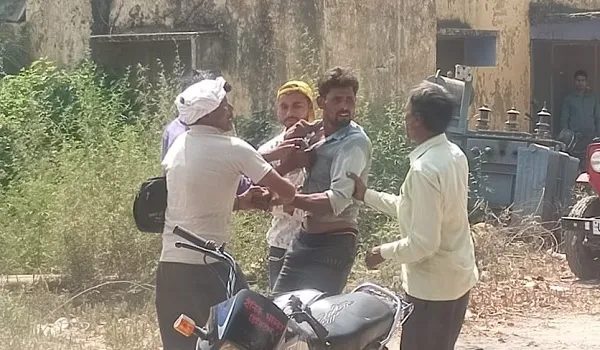 अमरोहा : पेट्रोल छिड़ककर किसान के पुत्र ने आग लगाने का किया प्रयास