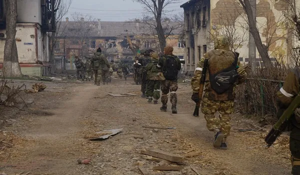 Russia Ukraine War: रूसी गोलाबारी के कारण मारियुपोल में फंसे एक लाख से अधिक लोग
