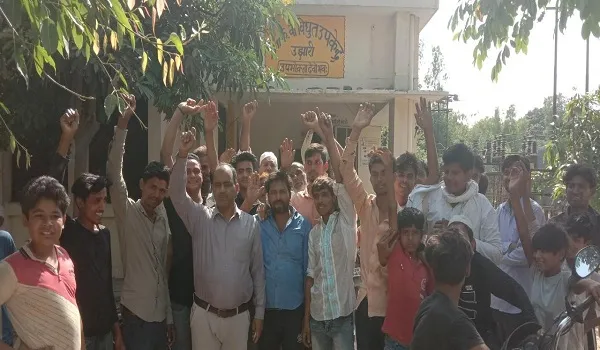 अमरोहा : नई बस्ती के वासियों ने किया बिजली घर पर धरना प्रदर्शन, विभाग के खिलाफ की जोरदार नारेबाजी