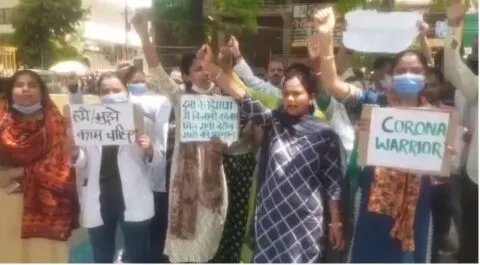 हल्द्वानी: कोरोनाकाल में खूब लीं सेवाएं, अब दुत्कार कर किया बाहर, स्वास्थ्यकर्मियों का छलका दर्द