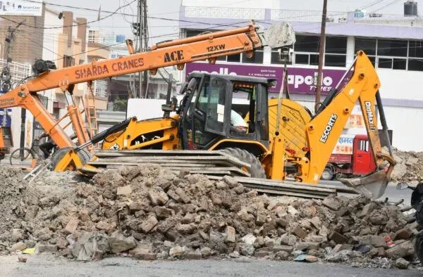 बरेली: डेलापीर चौराहे पर चला बुलडोजर, 25 करोड़ की जमीन कब्जा मुक्त कराई