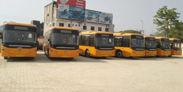 बरेली: 15 ई-बसो में से 9 चार्जिंग स्टेशन पर खड़ीं