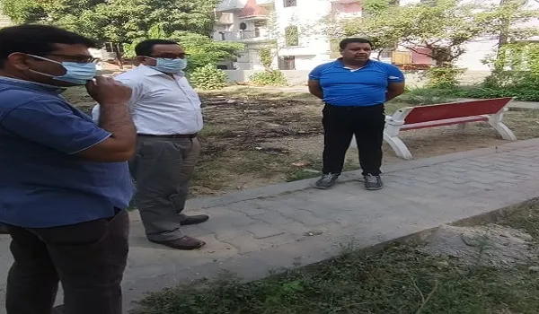 मुरादाबाद : गंदगी मिलने पर नगर आयुक्त खफा, प्लाट से साफ कराया कूड़ा