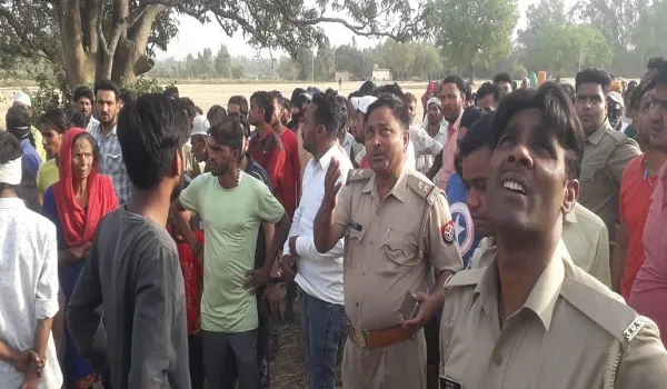 बिजनौर : विद्युत आपूर्ति सुचारू करने के लिए खंभे पर चढ़ा लाइनमैन, करंट लगने से मौत