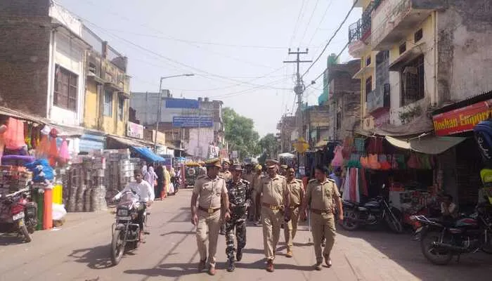 बहराइच: नानपारा के अति संवेदनशील इलाके में SSB और पुलिस ने किया फ्लैग मार्च