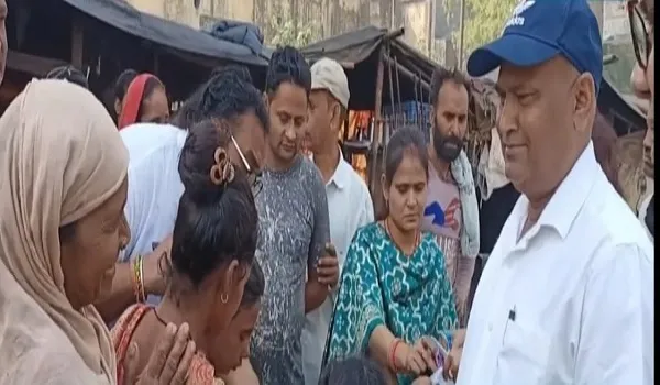बिजनौर : नामांकन कराने झुग्गी-झोंपड़ी पहुंचे एसडीएम मनोज कुमार सिंह