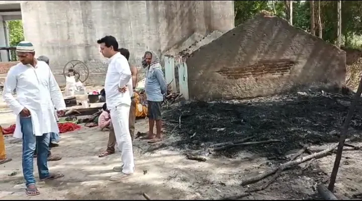 बरेली: चूल्हे की चिंगारी से दो घरों में लगी आग, संपत्ति जलकर राख