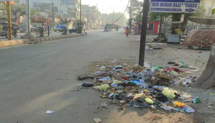 अयोध्या: चौतरफा फैली गंदगी तो 24 घंटे बाद नगर निगम ने किया समझौता, सफाईकर्मियों की खत्म हुई हड़ताल