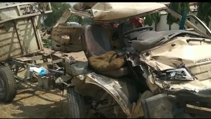 ट्रक ने डीसीएम को मारी टक्कर, चालक की मौके पर मौत