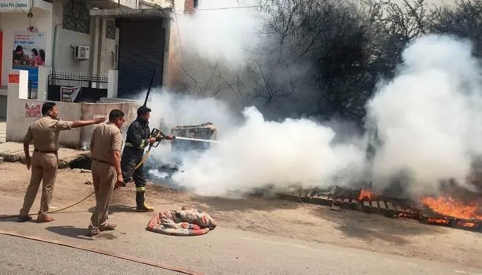 उन्नाव: हाईटेंशन लाइन के तार में हुआ शॉर्ट सर्किट, सात दुकानें जलकर राख