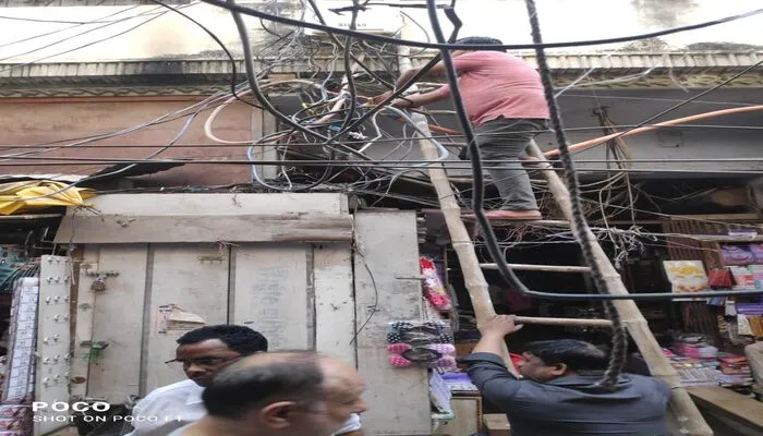 लखनऊ: यहियागंज में बिजली के तारों में हो रहे शॉर्ट सर्किट से व्यापारी परेशान, बिजली विभाग पर लगाया यह गंभीर आरोप