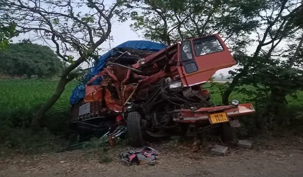संभल : ट्रक और कंटेनर की भिड़ंत में एक की मौत, दूसरा गंभीर