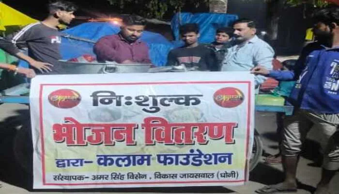 बहराइच: मंदिर पहुंच रहे लोगों को निःशुल्क भोजन बांट रहा कलाम फाउंडेशन, नवरात्र के पहले दिन से चल रहा अभियान