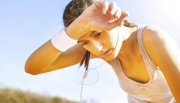 गर्मियों में डिहाइड्रेशन से बचने के लिए करें यह उपाय, जानें लक्षण