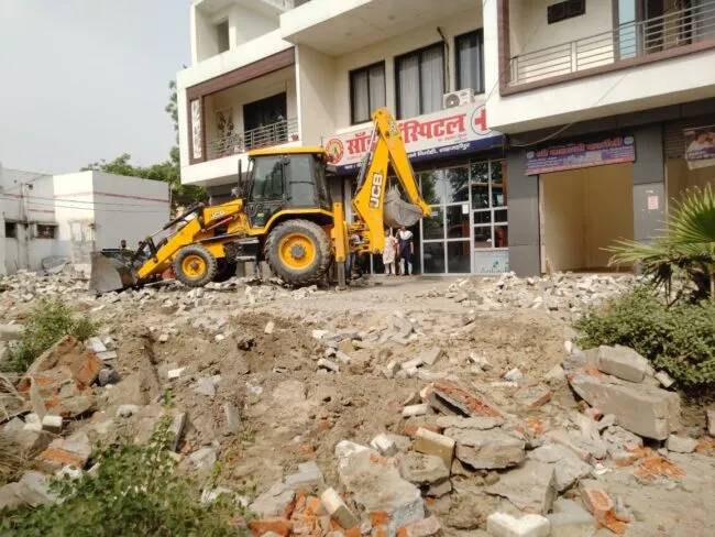 शाहजहांपुर: पूर्व विधायक रोशनलाल वर्मा के अवैध निर्माण पर चला बुलडोजर