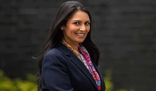 ब्रिटेन की गृह मंत्री प्रीति पटेल ने प्रवासी नीति के आलोचकों पर किया पलटवार