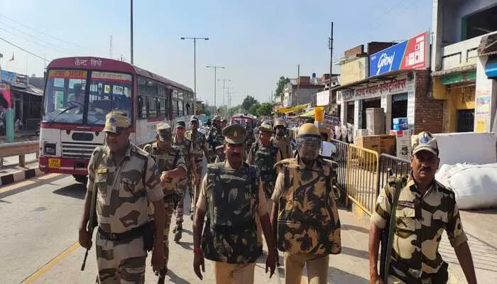 बाराबंकी: एमएलसी चुनाव को लेकर पुलिस और अर्धसैनिक बलों ने किया फ्लैग मार्च, लोगों से की शांति की अपील