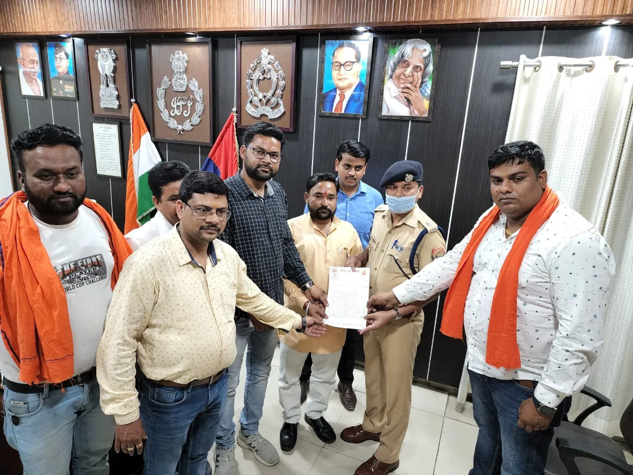 बरेली: शहजिल इस्लाम के खिलाफ एसपी सिटी से मिले हिंदू युवा वाहनी के लोग