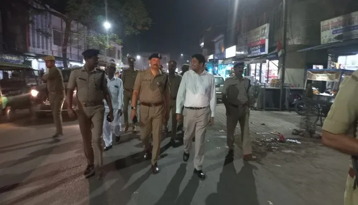 हरदोई: डीएम व एसपी ने कार से उतरकर की पैदल गश्त, आम जनता से हुए रूबरू, दिया यह भरोसा