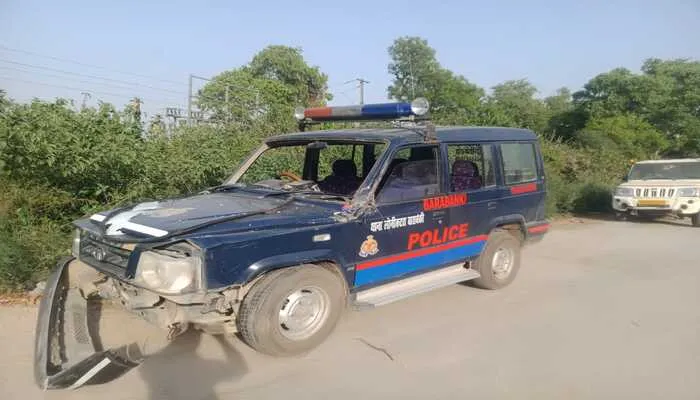 बाराबंकी: हाईवे पर खड़े ट्रक से टकराई पुलिस की जीप, बाल-बाल बचे पुलिसकर्मी