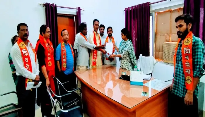 बाराबंकी: शिवसैनिकों ने जिलाधिकारी कार्यालय पर प्रदर्शन करके अतिरिक्त मजिस्ट्रेट को सौंपा ज्ञापन