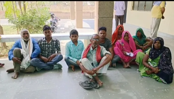 रायबरेली: पुश्तैनी जमीन पर अवैध कब्जे के खिलाफ तहसील में धरने पर बैठा परिवार