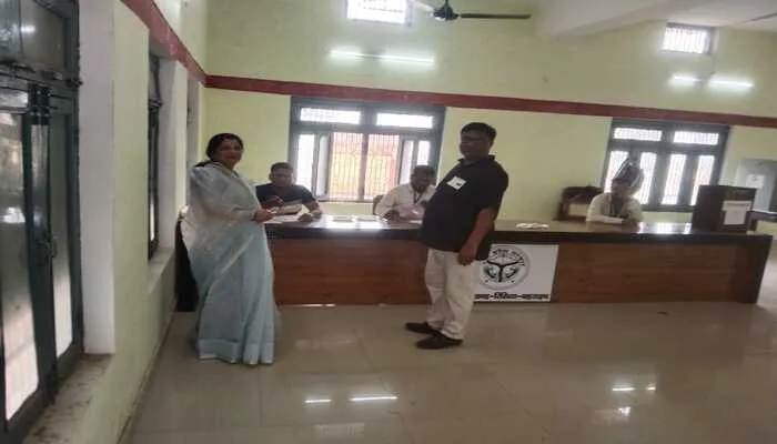 बहराइच: एमएलसी चुनाव में ब्लॉक प्रमुख ने किया मतदान, 92 फीसदी पहुंची वोटिंग