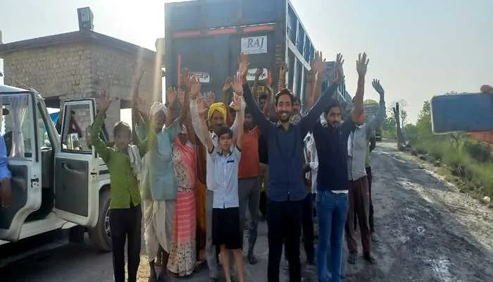 रायबरेली: आसमान में उड़ती ऐश पांड की राख से परेशान ग्रामीणों ने रोका रास्ता, किया प्रदर्शन