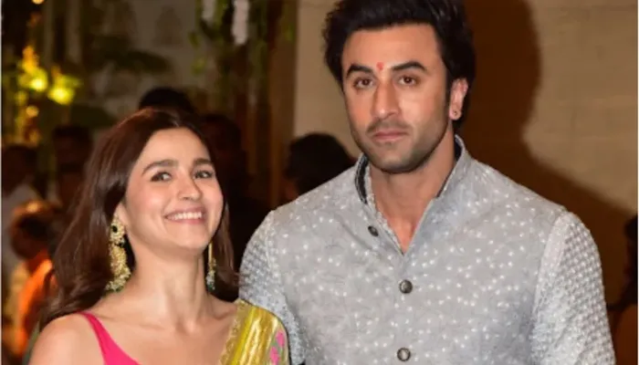 Alia-Ranbir Wedding: शादी के बंधन में बंधे रणबीर-आलिया, दूल्हा-दुल्हन की एक झलक के लिये बेकरार हैं फैंस