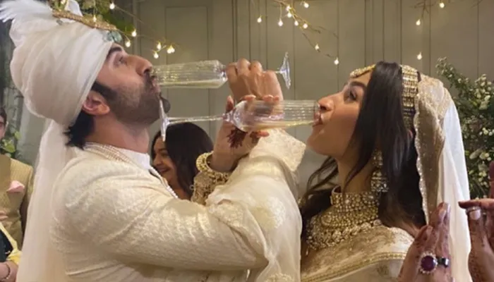 Alia Ranbir Wedding: शादी के बाद एक साथ नजर आए रणबीर-आलिया, सामने आया कपल का पोस्ट वेडिंग लुक