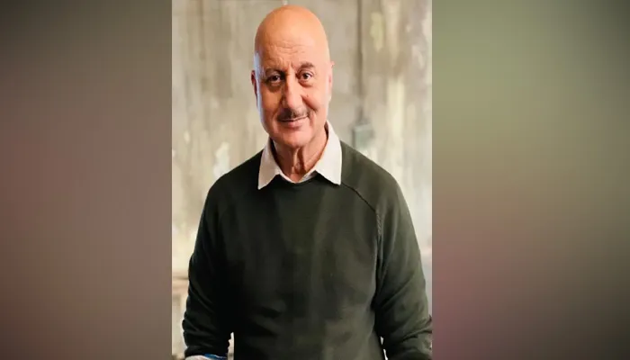 अनुपम खेर ने पिता पुष्कर नाथ के साथ शेयर की फोटो, बोले- कश्मीर लौटने के लिए…