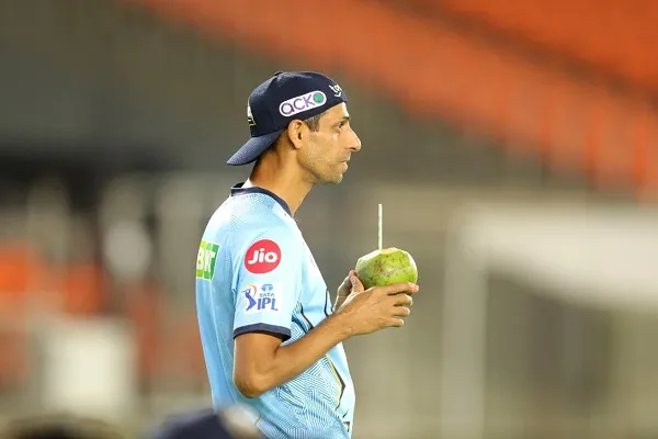 IPL 2022 :  गुजरात टाइटंस टीम के कोच आशीष नेहरा ने खिलाड़ियों को दिया जीत का मंत्र, कहा- ‘खाओ और नींद पूरी करो…’