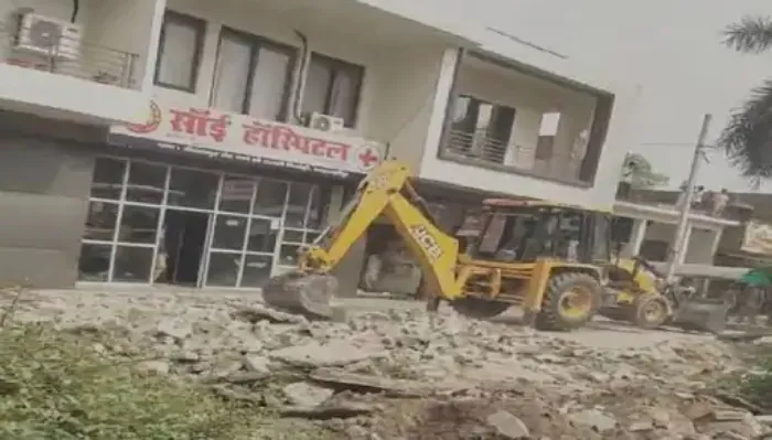 शाहजहांपुर: पूर्व विधायक के अवैध निर्माण पर चला था बुलडोजर, अब सपा लड़ेगी रोशन लाल वर्मा की लड़ाई