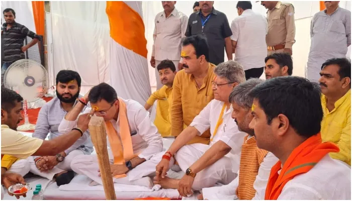 अयोध्या: फ्लाईओवर की नींव रखकर ठेकेदारों से बोले मंत्री- धन का दुरुपयोग हुआ तो होगी कार्रवाई