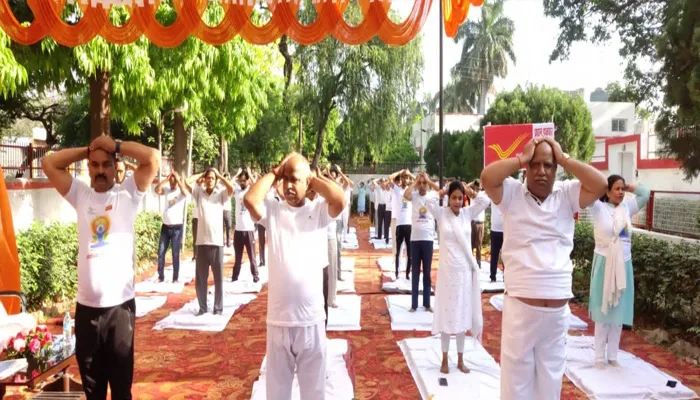 अयोध्या: योग दिवस को यादगार बनाने के लिए काउंटडाउन कार्यक्रम का हुआ शुभारंभ, सैकड़ों कर्मचारियों ने किया योगा