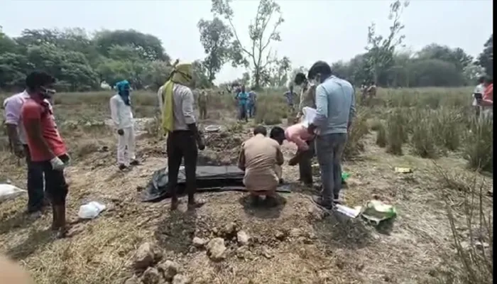 अयोध्या: DM ने कब्र से निकलवा कर किशोरी का शव पोस्टमार्टम के लिए भेजा, संदिग्ध परिस्थितियों में हुई थी मौत