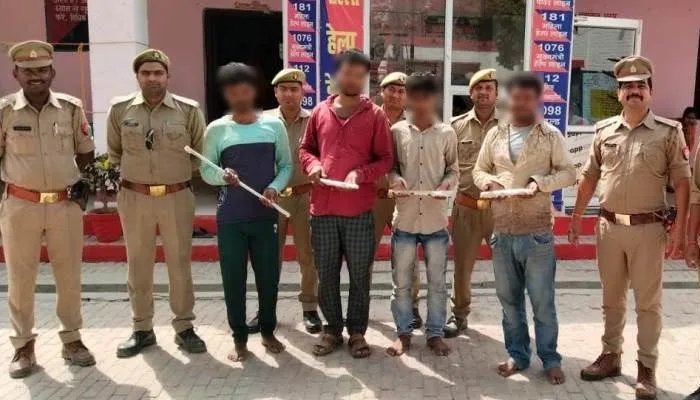 अयोध्या: पुलिस के हत्थे चढ़ा चोरों का गैंग, 4 गिरफ्तार, 5 हजार नगद समेत कट्टा, कारतूस बरामद
