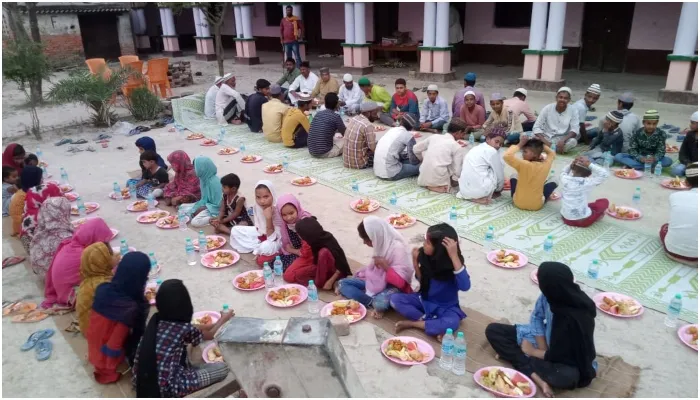 अयोध्या: हिन्दू समाजसेवी ने पचास मस्जिदों में कराया रोजा इफ्तार, पेश की सौहार्द की मिसाल
